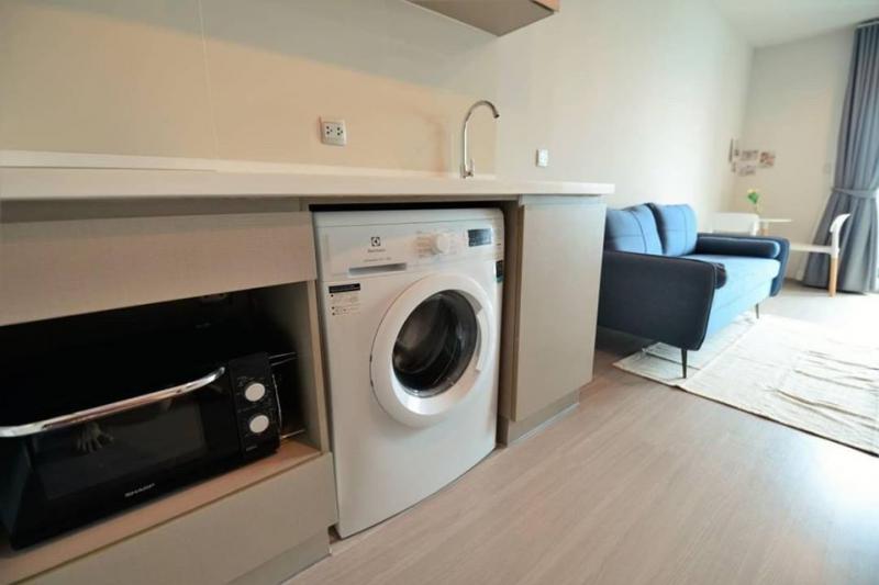 ห้องนอนรับวิวเต็มที่ นอนมองดาว เปิดกระจกรับลมเย็นๆในวันฝนพร่ำ ความสุขคงล้นใจ Life Ladprao ให้เช่าจ้า