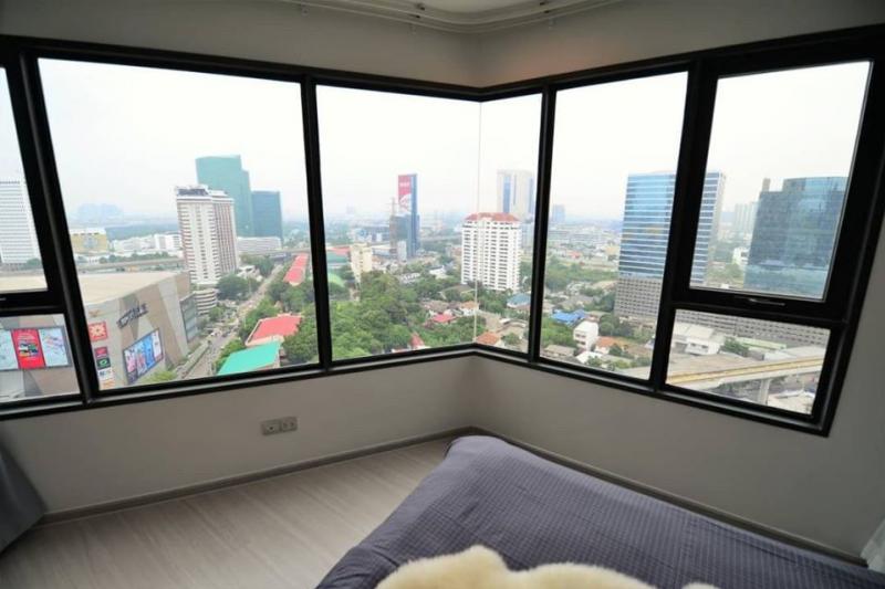 ห้องนอนรับวิวเต็มที่ นอนมองดาว เปิดกระจกรับลมเย็นๆในวันฝนพร่ำ ความสุขคงล้นใจ Life Ladprao ให้เช่าจ้า