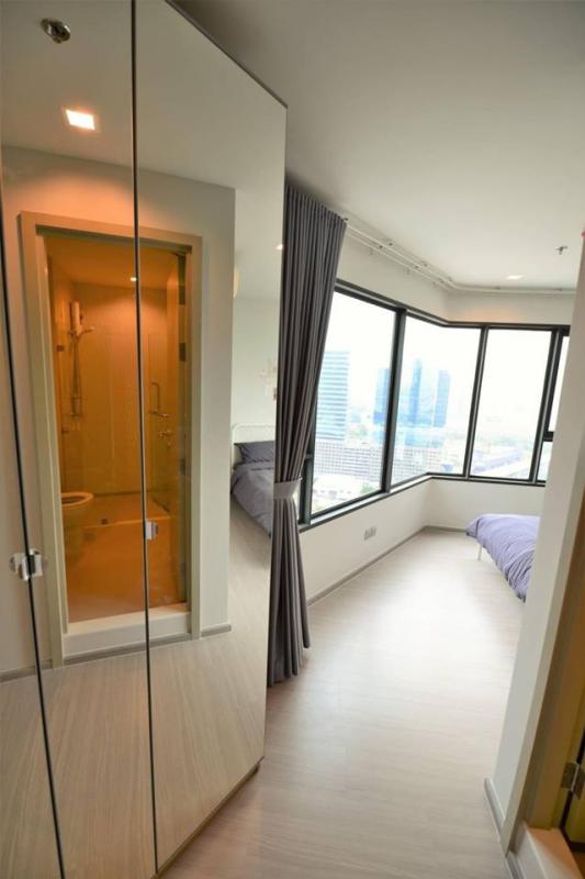 ห้องนอนรับวิวเต็มที่ นอนมองดาว เปิดกระจกรับลมเย็นๆในวันฝนพร่ำ ความสุขคงล้นใจ Life Ladprao ให้เช่าจ้า