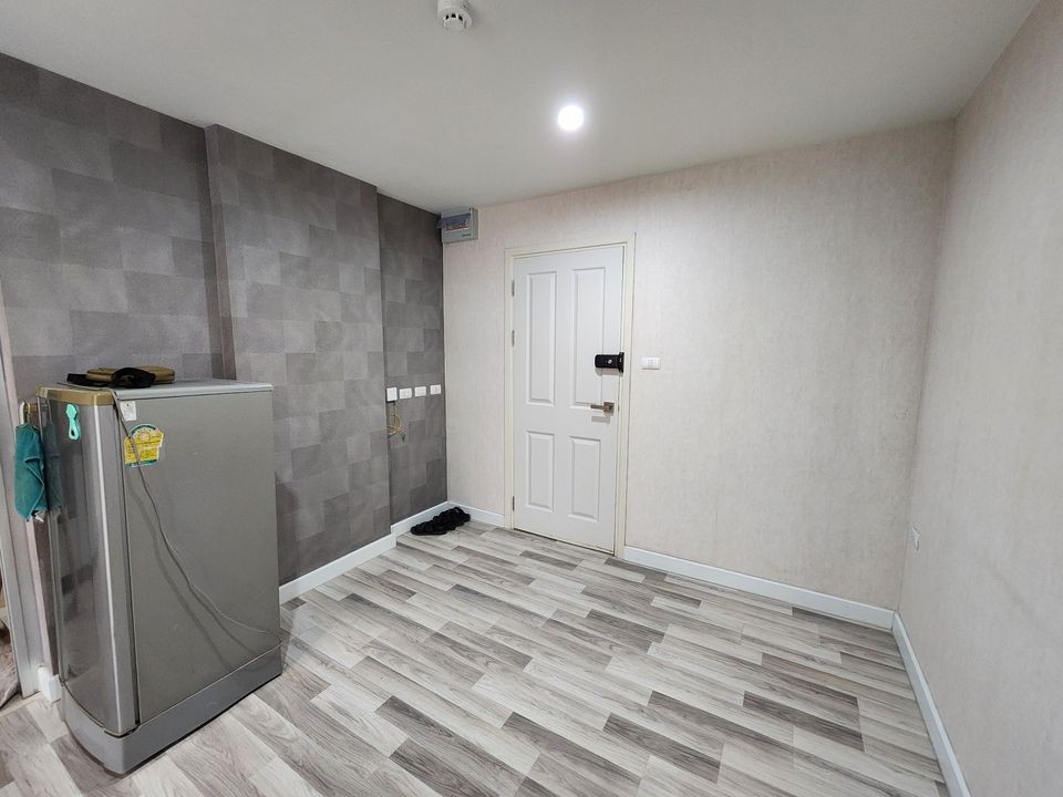 Condo for sale, The Cube Plus Chaengwattana, empty room, affordable price. Room decorators say you can't miss it.