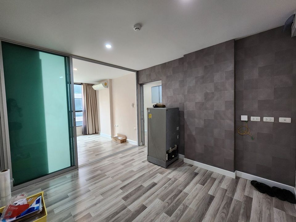 Condo for sale, The Cube Plus Chaengwattana, empty room, affordable price. Room decorators say you can't miss it.
