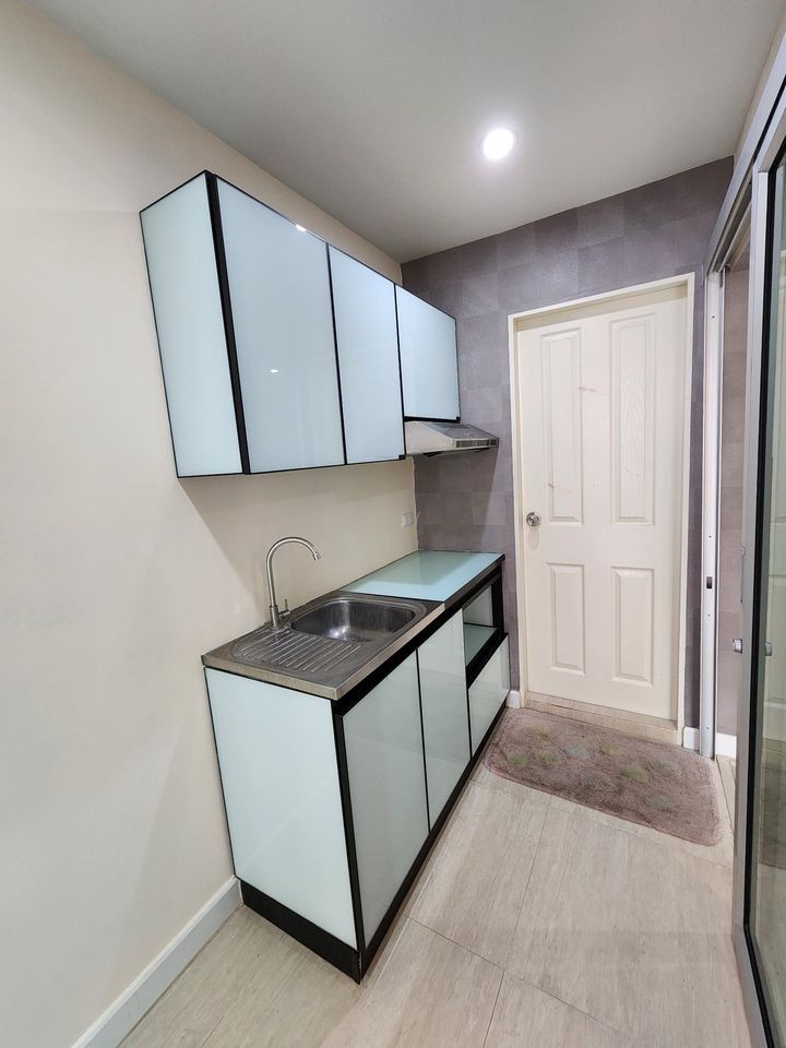 Condo for sale, The Cube Plus Chaengwattana, empty room, affordable price. Room decorators say you can't miss it.