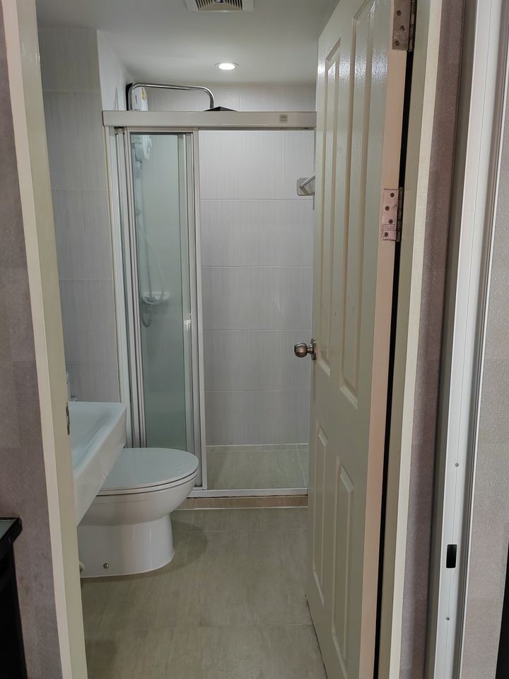 Condo for sale, The Cube Plus Chaengwattana, empty room, affordable price. Room decorators say you can't miss it.