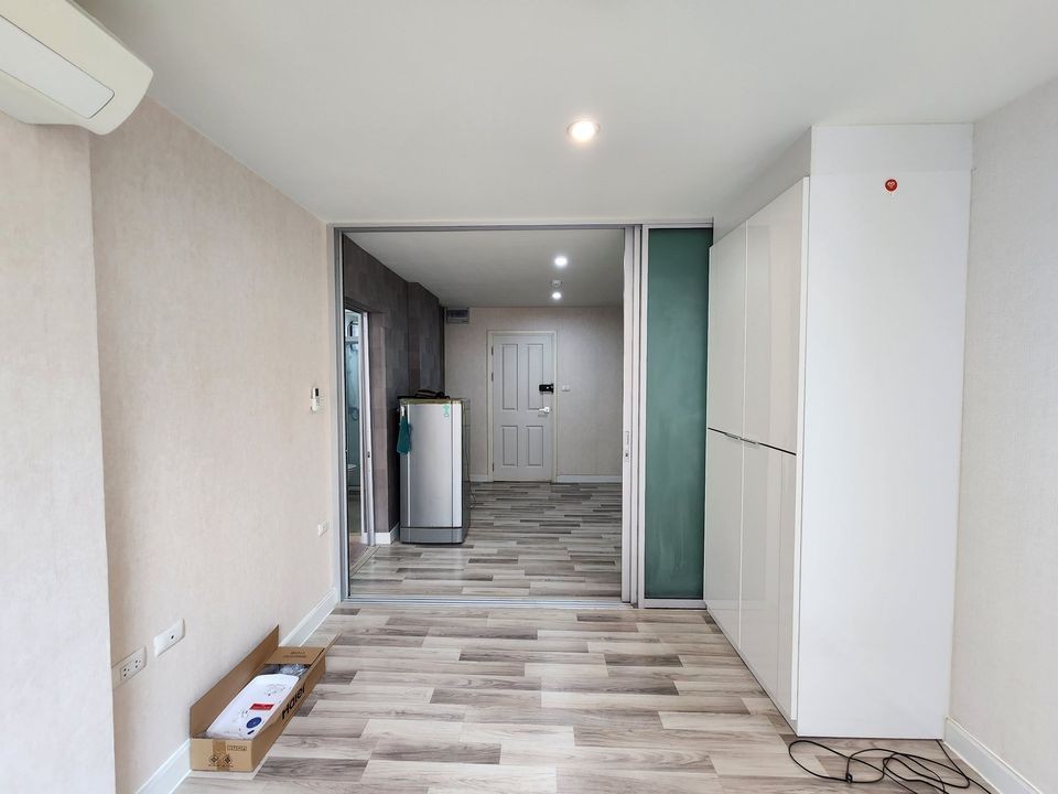 Condo for sale, The Cube Plus Chaengwattana, empty room, affordable price. Room decorators say you can't miss it.