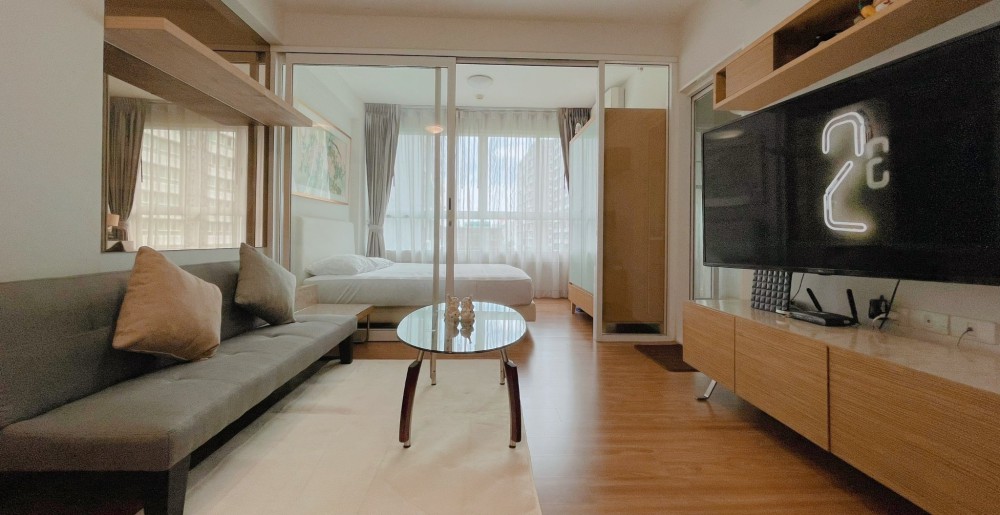 ให้เช่า i-biza Condominium RCA ห้องสวยสะอาด เจ้าของดูแลดีมาก ได้วิวสระว่ายน้ำสวยสุดๆ จองด่วนอย่าพลาด