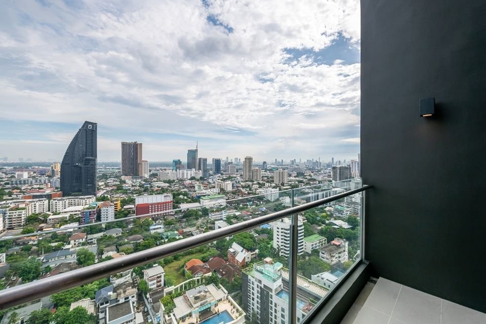 Condo for rent or sale, Beatnik Sukhumvit 32, DUPLEX PENTHOUSE room, south facing, very cool breeze, beautiful view.