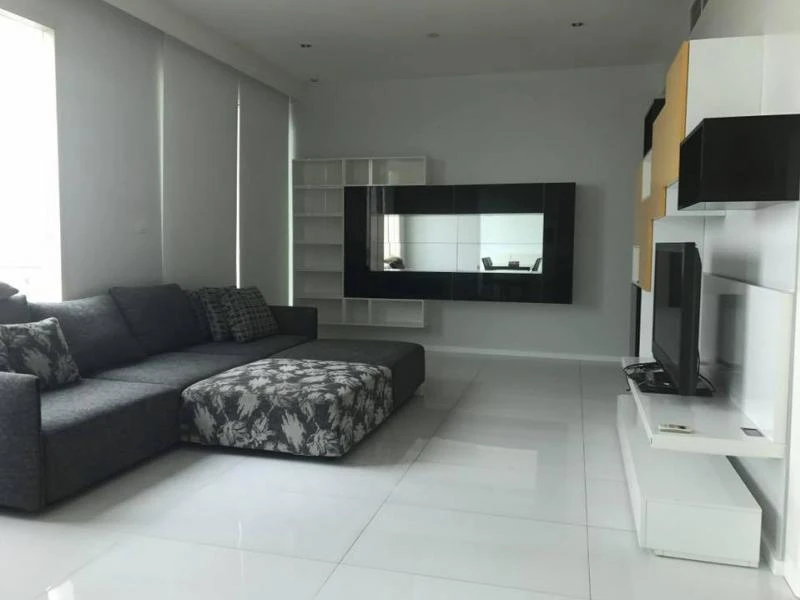 Valuable price. Sell / rent a large room, 3 bedrooms, 3 bathrooms, 32nd floor. You can live together as a family, elegantly decorated, ready to move in.