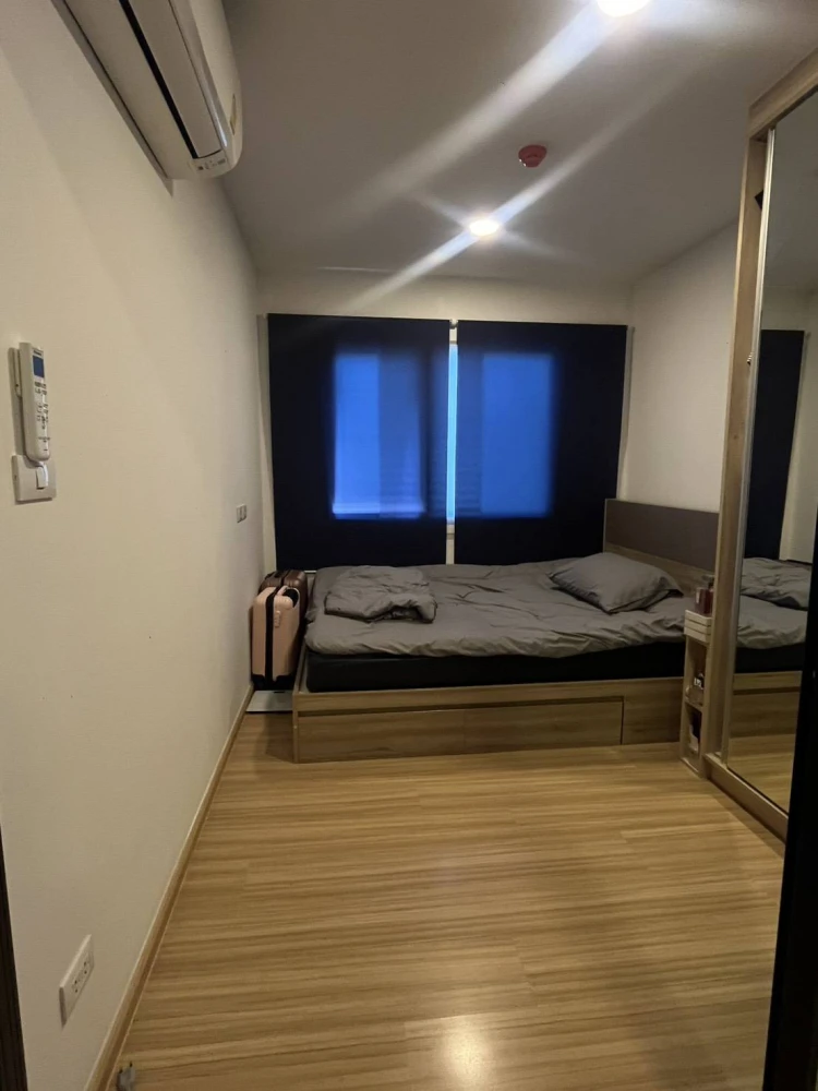 Condo for sale Chewathai Hallmark Lat Phrao-Chokchai 4, rooms separated into proportions. Big sofa, comfortable to sit on. Reserve now.