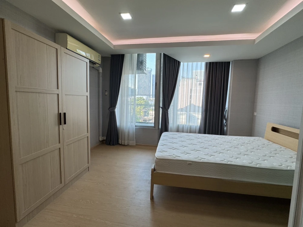Condo for sale La Maison Phaholyothin 24, wallpaper installed throughout the room. Ready for lots of extras If you don't reserve, you'll make a big mi