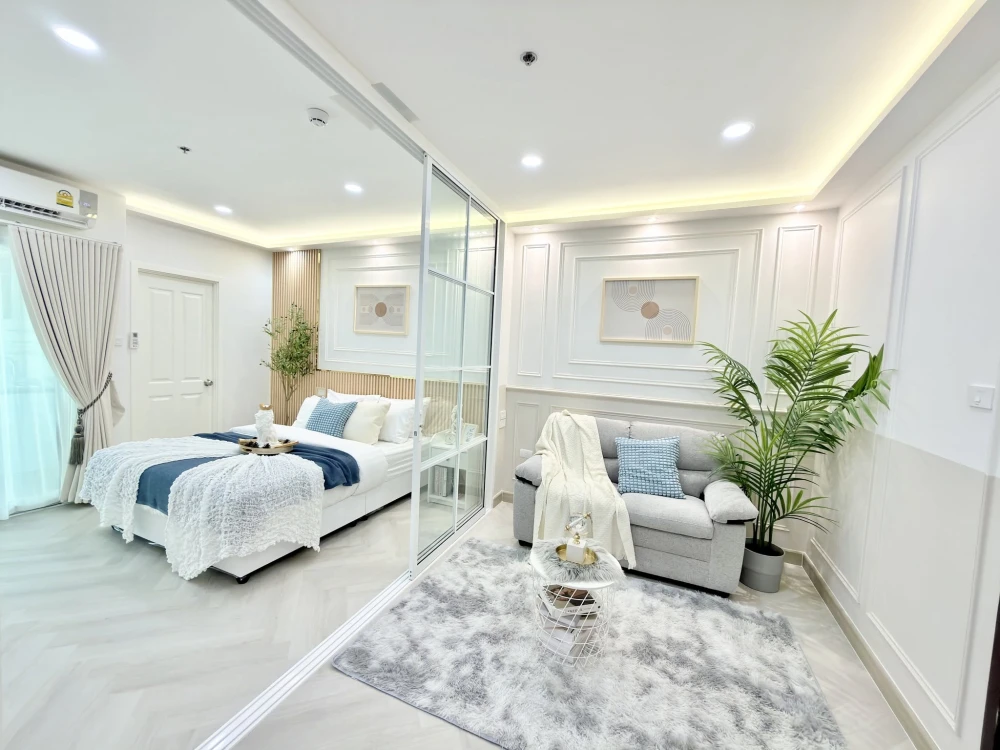For sale: Supalai City Resort Phra Nangklao - Chao Phraya Station. The unit is sold unfurnished, as is. It's spacious, airy, and extremely clean. Book