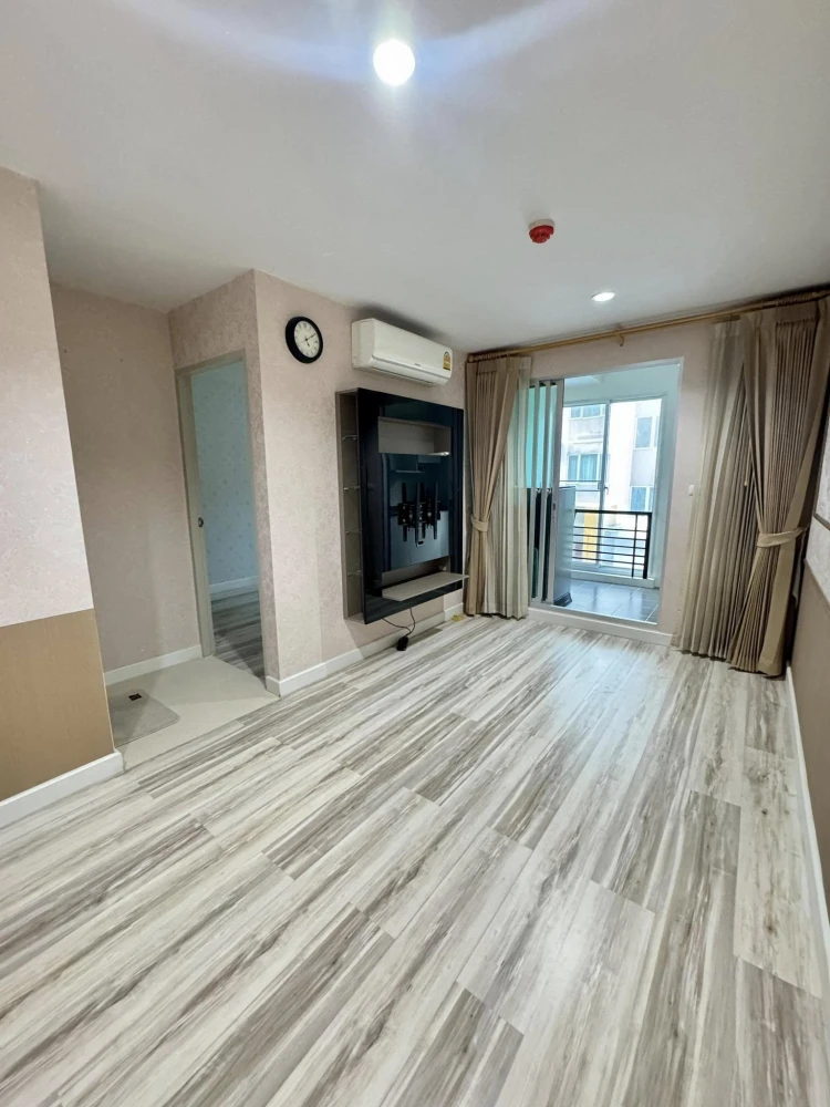 Selling Sammakorn S9 condominium, nice decorated room Stick wallpaper well. Price is not strong. Buy now.
