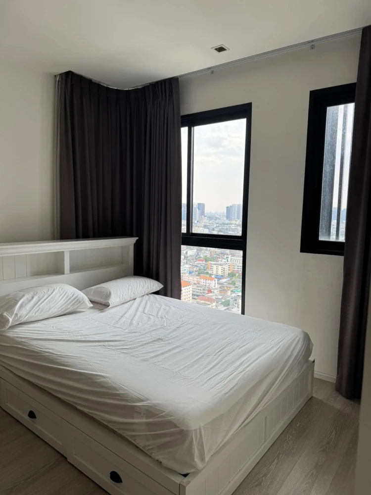 For sale rent Quinn Ratchada 17, corner room, very quiet, 2 bedrooms, 2 bathrooms, furnished + electrical appliances, hurry up and grab it.