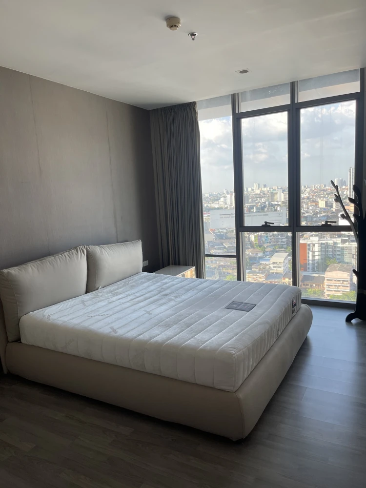 Sell The Room, BTS Wongwian Yai, very spacious balcony, most beautiful view, big sofa, comfortable sitting Hurry up to reserve it.