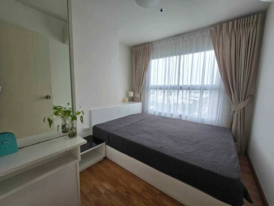 For sale: The Trust Condo Ngamwongwan, high floor, corner room, very private, great view, if you don't book, you'll miss out.