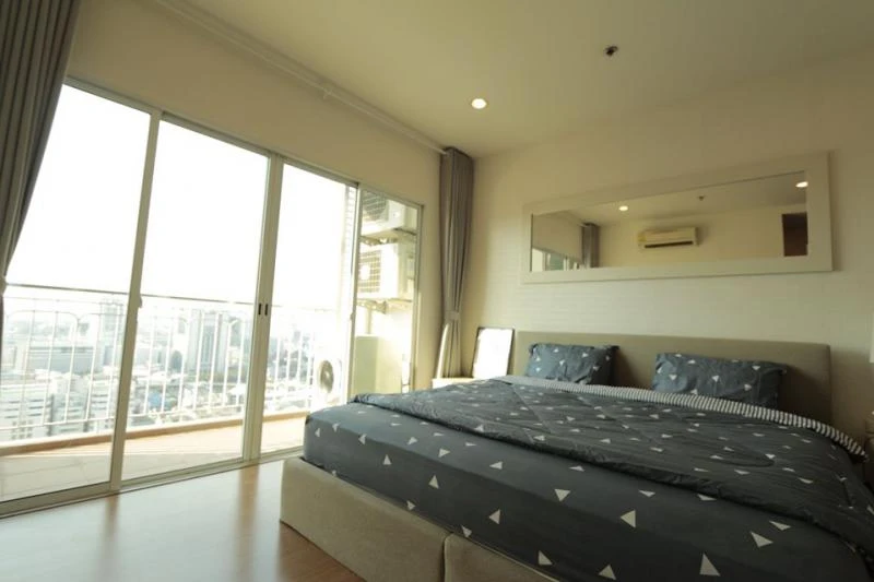 Sell and rent The Complete Ratchaprarop, super wow, super luxury, comfortable sofa, come with bed, love it.