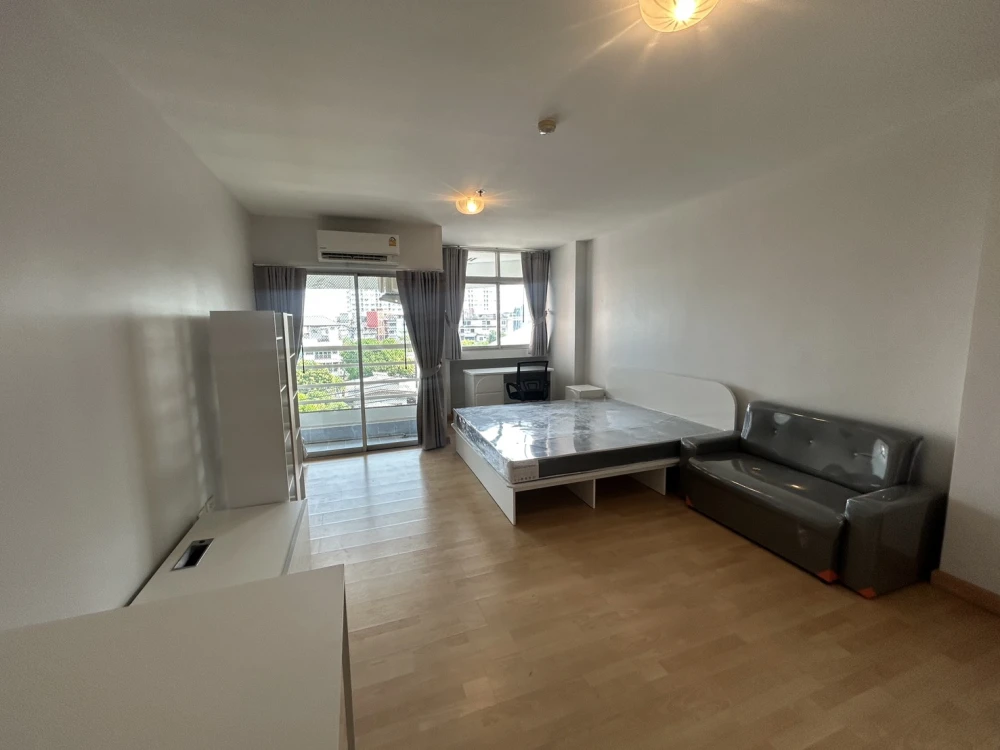 For sale or sale: P. Thana Tower, 4th floor, room near the swimming pool, condo, good location, near MRT Chokchai 4, hurry and reserve now!