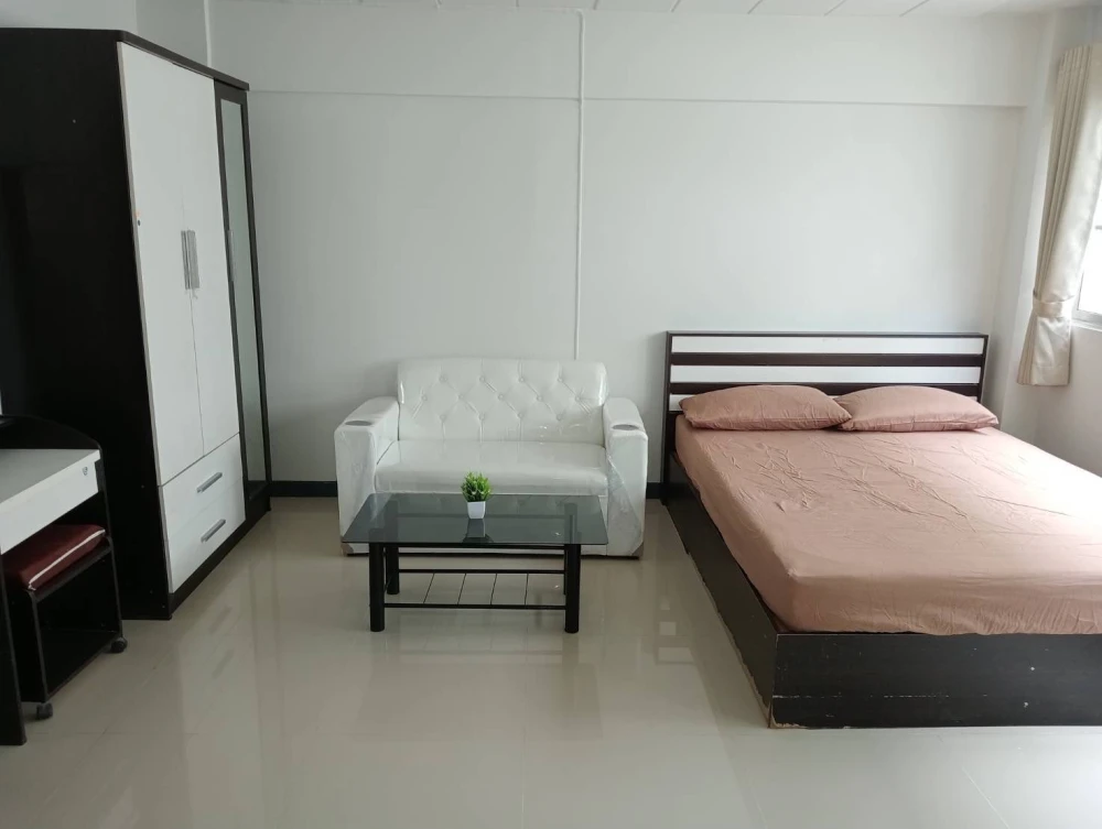 For rent or sale: Lumpini Center Happyland Phase 1-4, very good price, close to food sources, you won't go hungry for sure. Must book.