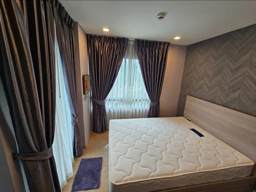 For sale, for rent, Winn Condo Phahon Yothin 52, quiet corner room, with awesome wallpaper throughout the room, very worth booking.