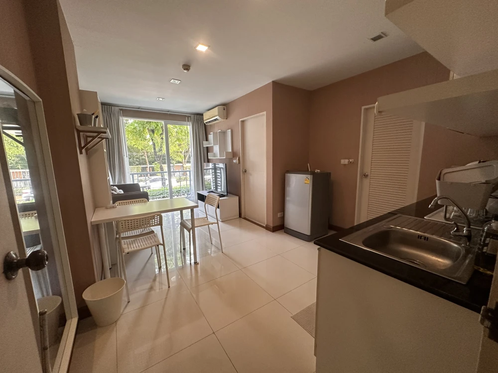 Sell and rent Airlink Residences Romklao, fully furnished room Super big screen TV. Cheap price. Don't miss out.