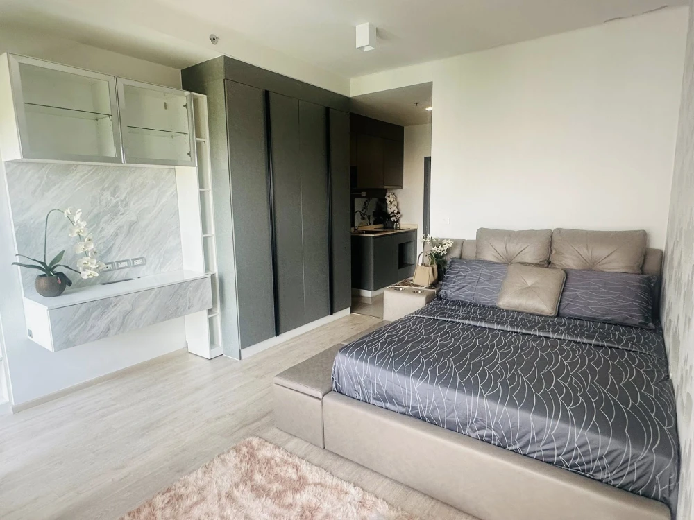 For sale or rent: Ideo New Rama 9, 10th floor, swimming pool view, nice room, interested in owning, hurry and reserve now.