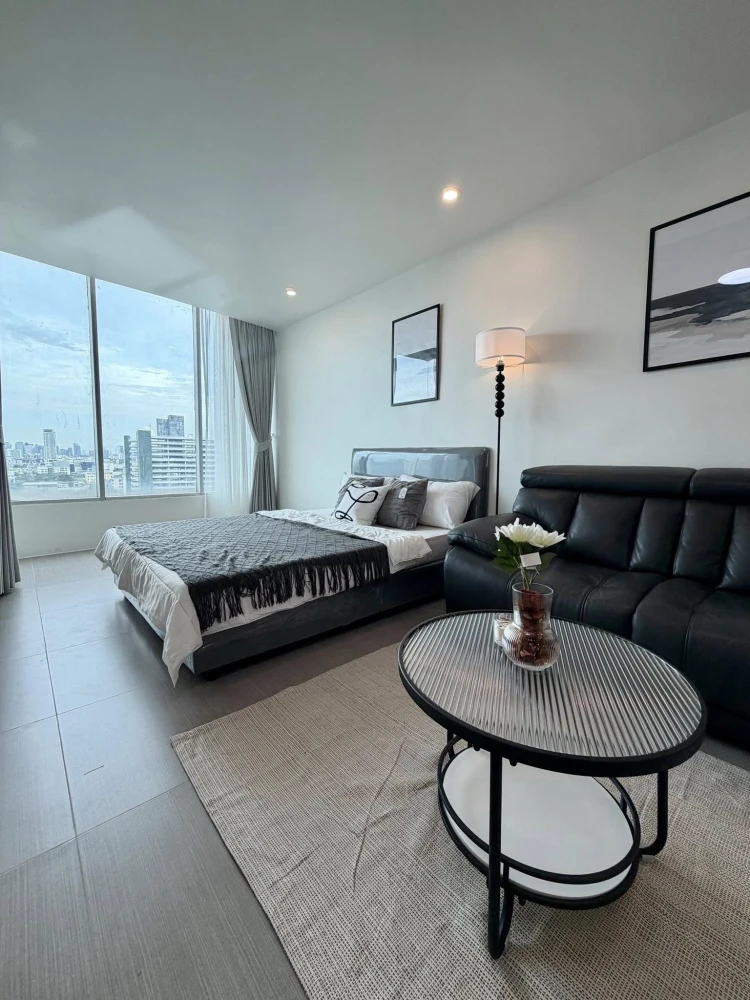 For sale or rent: La Maison Phaholyothin 24. Nice rooms, great location, convenient transportation. What are you waiting for?