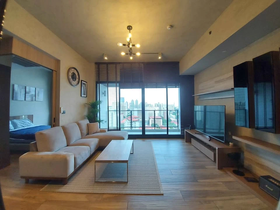 Selling or rent The Lofts Asoke, very beautiful room, very wide inside Fully functional space, prime location, hurry to own it.