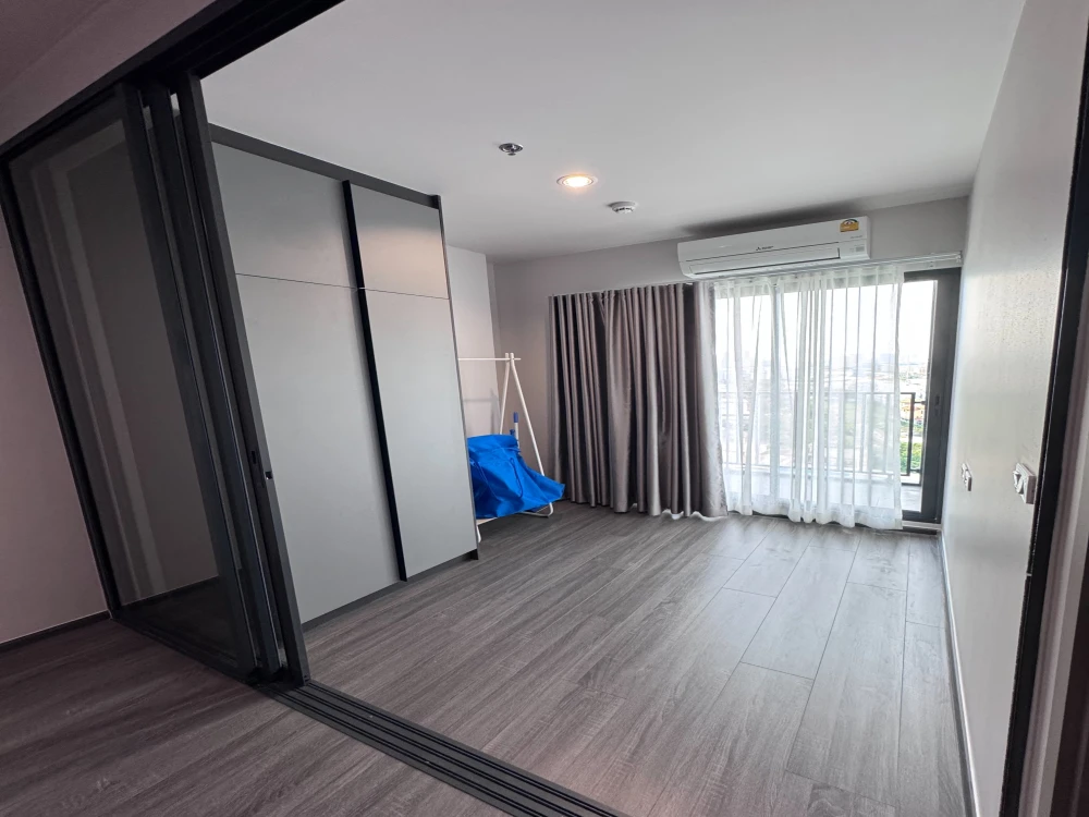Selling Ideo Sukhumvit - Rama 4, 11th floor unit with spacious living area, excellent location, and convenient transportation. Don't miss out!