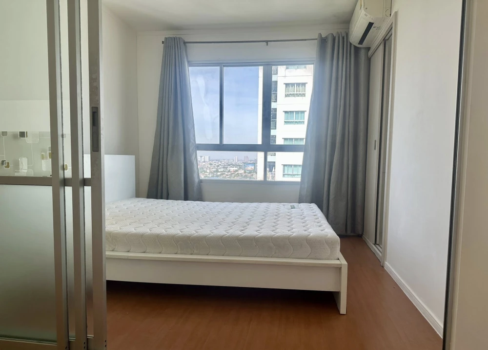 Condo for sale at Lumpini Park Rattanathibet-Ngamwongwan. The unit is partitioned into separate areas, located on the 27th floor with a high-floor vie