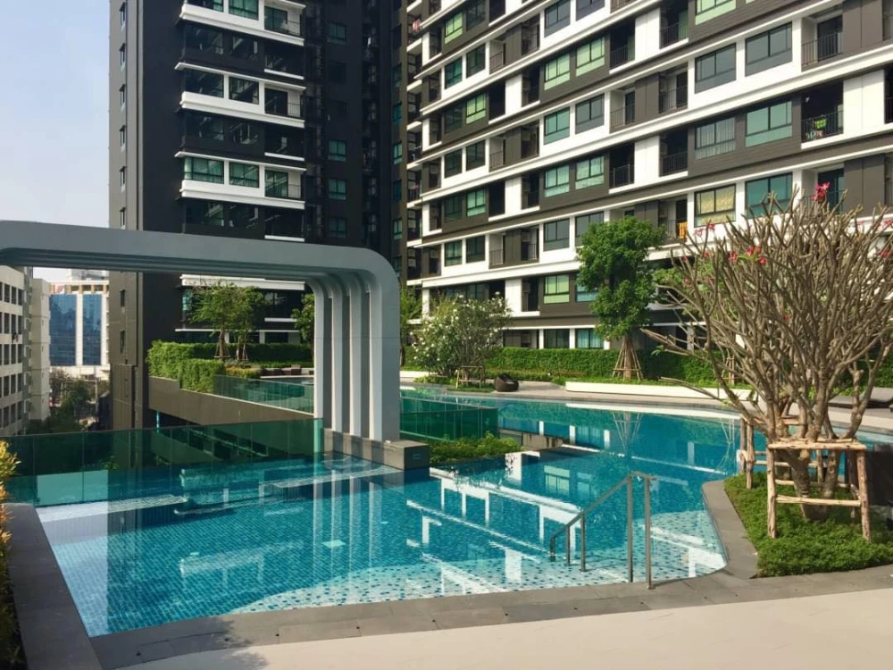 Condo for sale at The Parkland Phetkasem-Tha Phra. Corner unit, private, no one passing by the door to disturb your rest. Pool view. Book now!