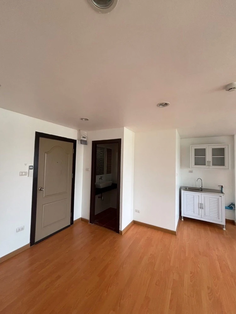 Condo for sale, Crystal Condominium, 2 rooms, comfortable, open view, cool breeze, complete electrical appliances. Good like this, hurry and reserve n