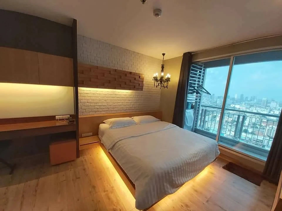 Condo for sale, Rhythm Ratchada. Beautifully renovated unit with built-in furniture throughout, well-divided layout, and panoramic view. Book now!