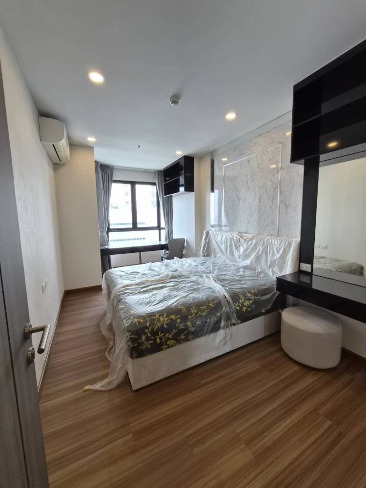 Selling a spacious Supalai Premier Charoen Nakhon condo. Enjoy ample living space. Book yours today! Don't miss out!