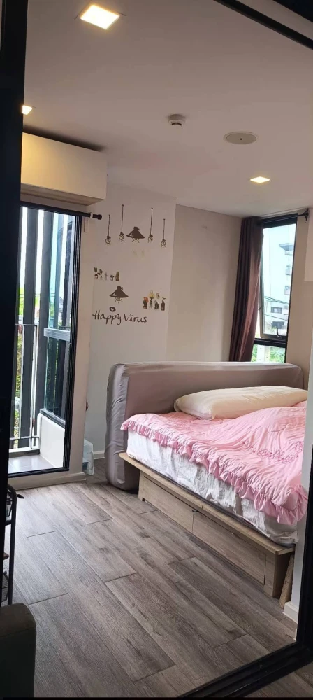 Selling a ready-to-move-in condo at Atmoz Ratchada-Huai Khwang. Spacious living area at an amazing price. Own it today! Don't miss out!