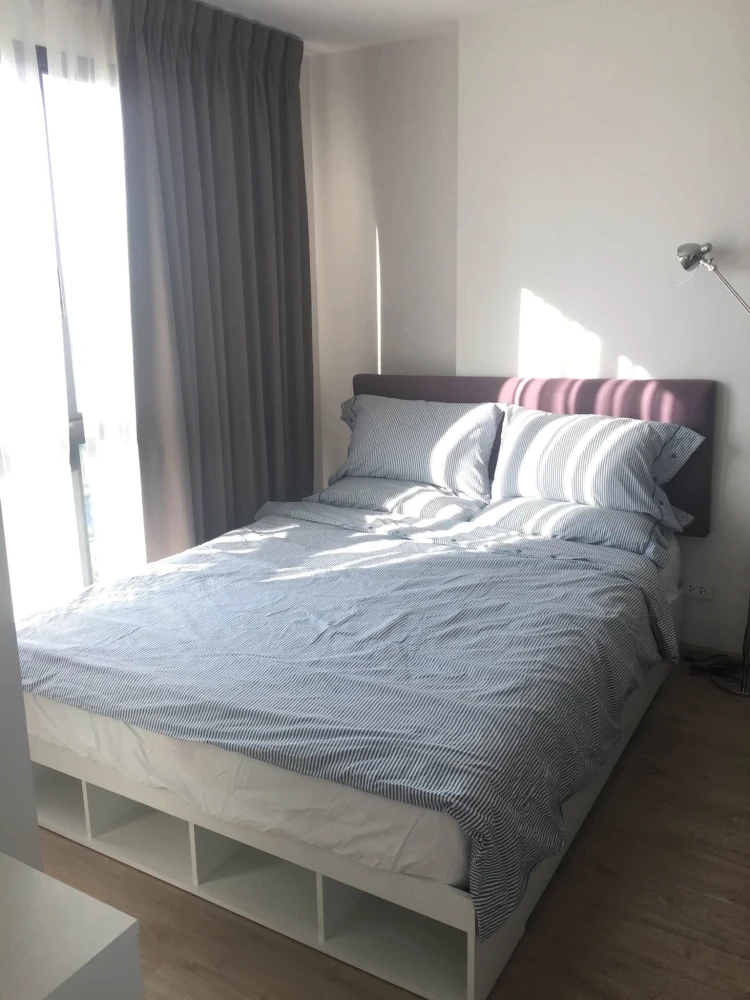 Selling a studio condo at Ideo Sathorn-Tha Phra, 10th floor, at an unbeatable price. Don't miss out!