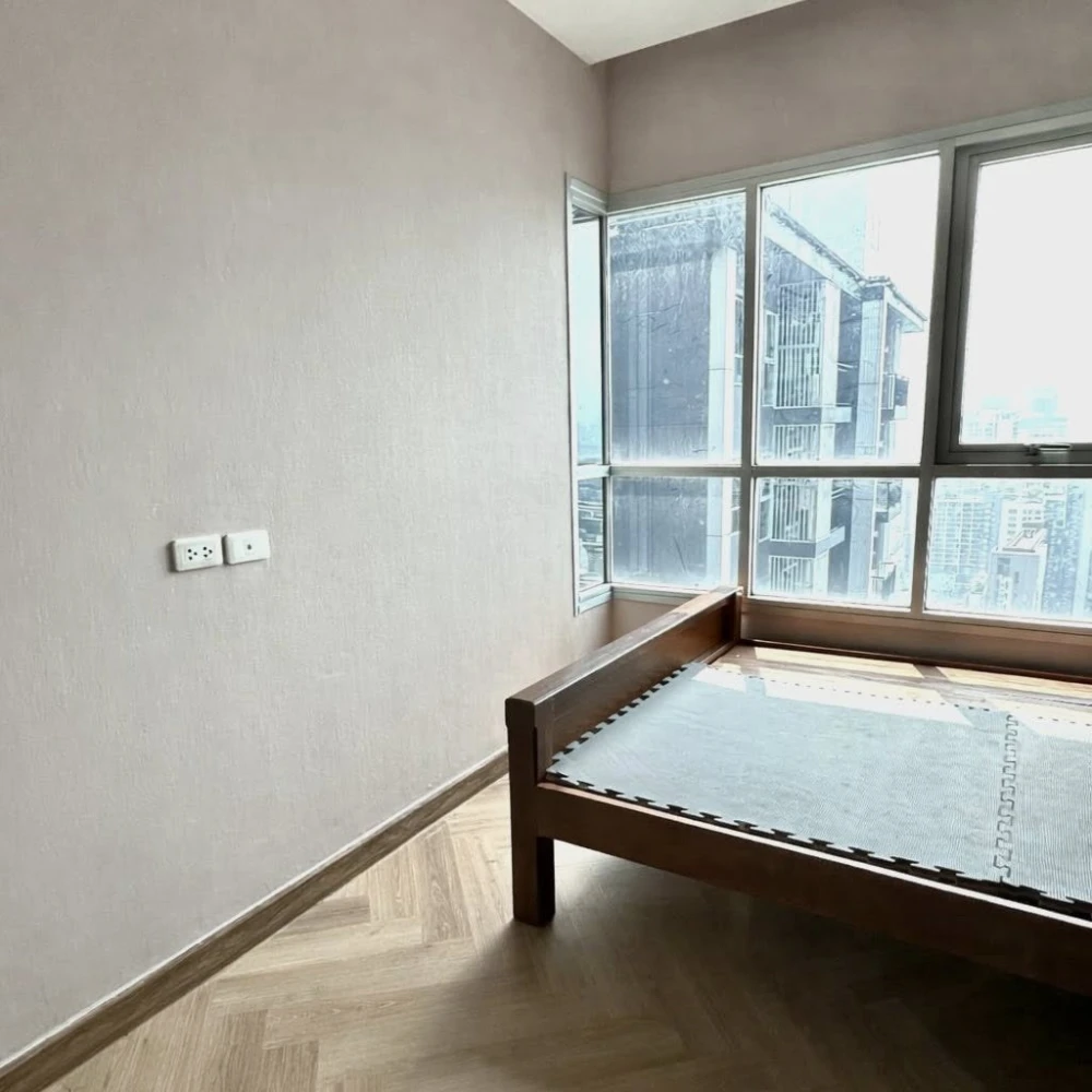 Selling a corner condo unit at Life Ratchadapisek. Private, on the 33rd floor with stunning, unobstructed views. Book now, don't wait!