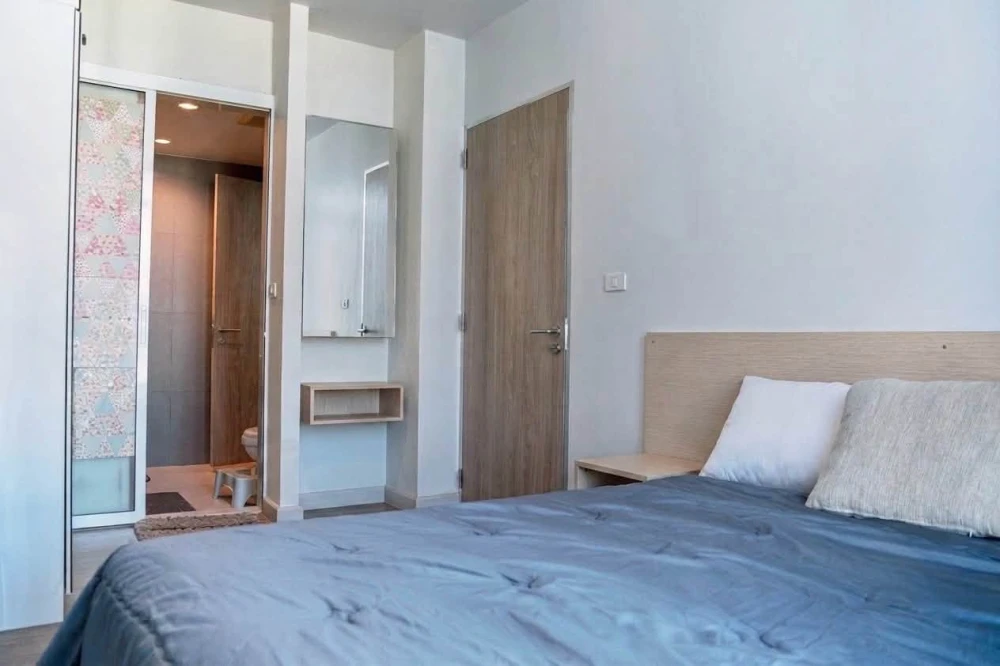 For Sale: The Capital Ratchaprarop-Vibha. Rare corner unit offering great privacy. Located on the 18th floor with an unobstructed city view facing Vib