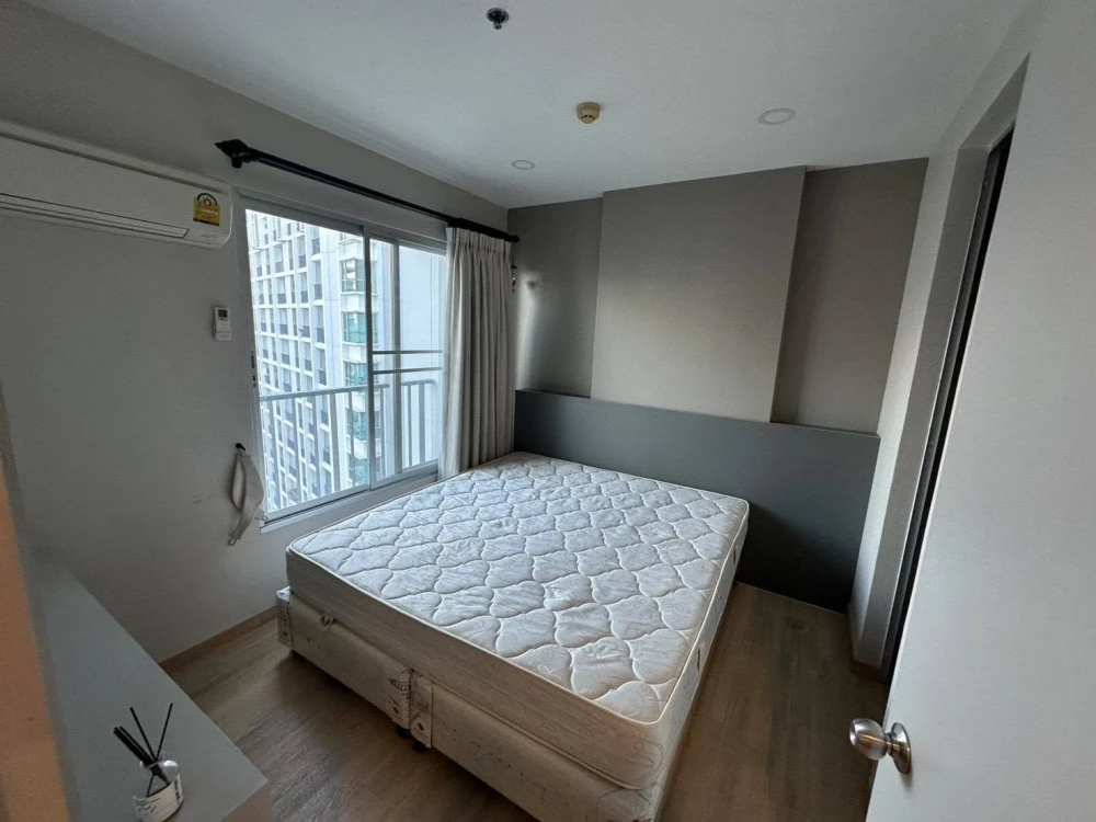 Condo for sale at The Parkland Srinakarin. Spacious and comfortable unit with well-divided spaces. High floor, good ventilation, and swimming pool vie