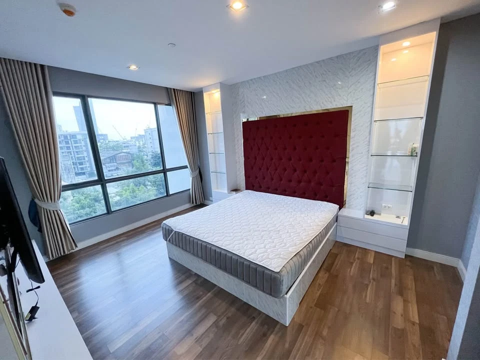 Condo for sale: The Room Sukhumvit 62. Large room with ample usable space. Fully furnished and ready to move in. Well-built. Come reserve now!