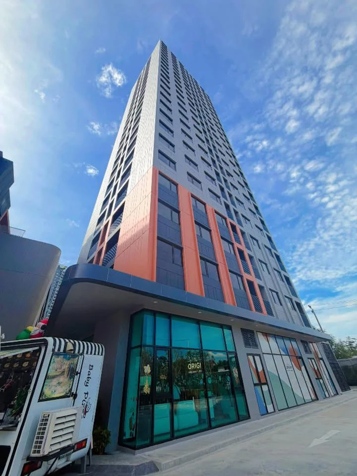Down payment sale: The Origin Sukhumvit-Praksa condo, 1 bedroom, 1 bathroom, 28th floor. High floor with great view. Own it today!
