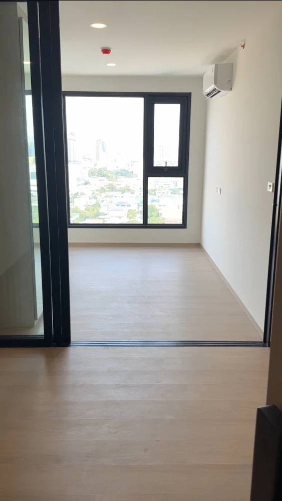 Selling a condo at Origin Play Bang Khun Non Triple Station. Beautiful view, overlooking Bangkok Noi Canal and Rama VIII Bridge. North facing, not exp