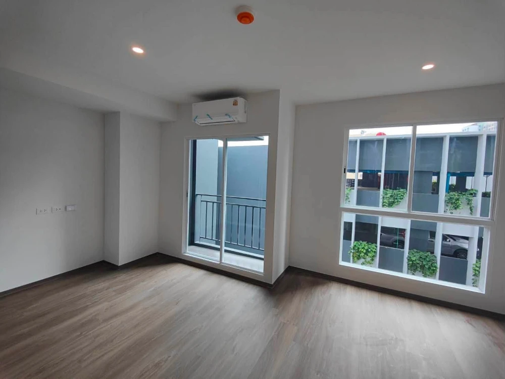 Selling down payment for Place 168 Pinklao, Studio room, Building D, 7th floor. Comes with many freebies. Don't miss out!