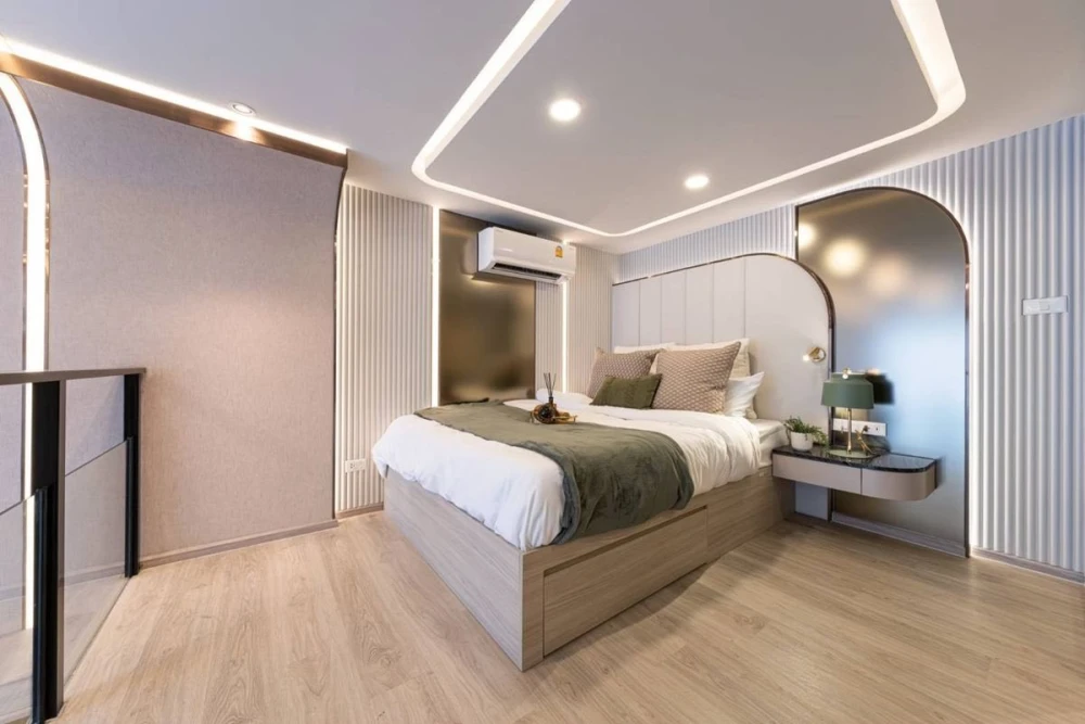 Selling a pre-owned unit at Origin Place Phetkasem (Pet-Free Zone), Duo Space model with high ceilings and full set of freebies. Book now!