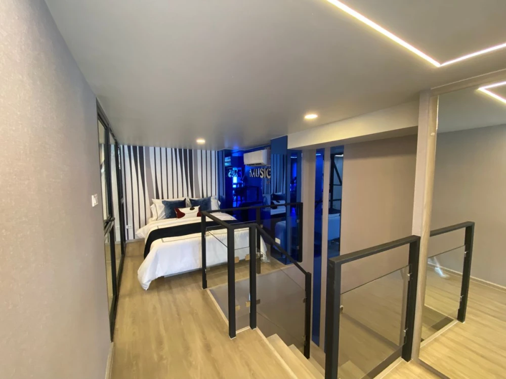 Selling down payment Origin Play Bangkhunnon Triple Station, 19th floor, corner room, interested in owning, hurry and reserve now.