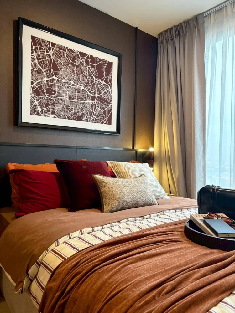 Selling a pre-sale unit at Origin Play Bangkhunnon Triple Station. Nice unit on the 12th floor, great location, convenient transportation. Book now!