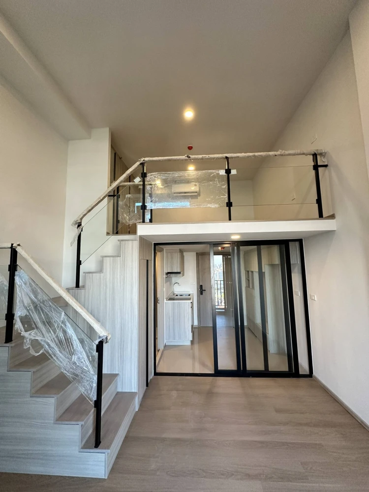 Selling down payment for Origin Play Bangkhunnon Triple Station unit. Nice room, great location, high ceilings. Book now!
