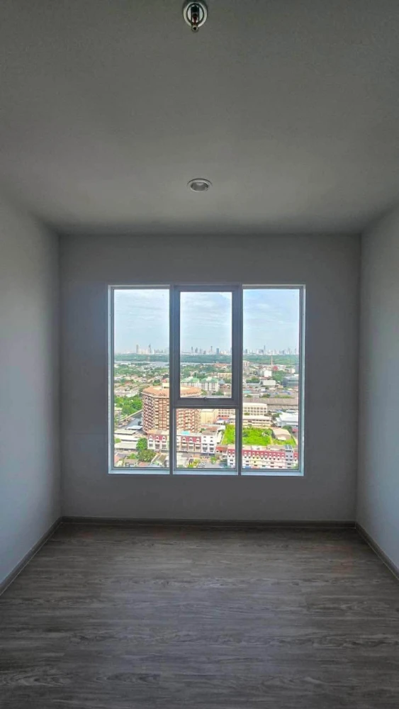 Selling a pre-owned unit at Regent Home Bangna, 30th floor. High floor with beautiful, unobstructed river view. Own it today! Don't delay!