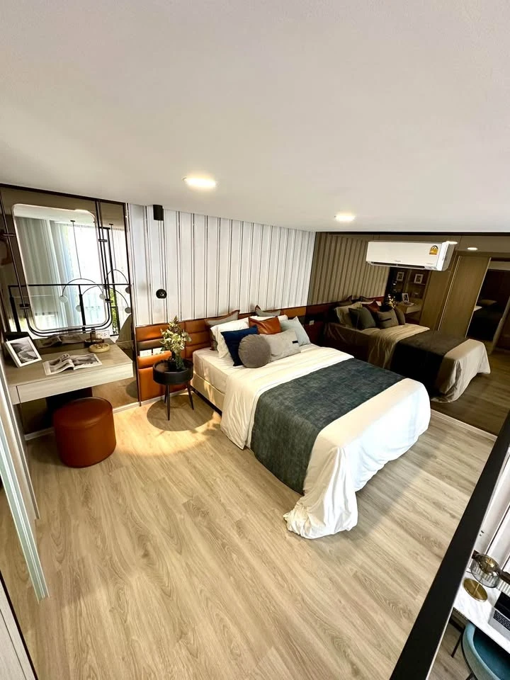 Selling down payment for The Origin Pinklao, a pet-friendly condo, located on a high floor, an empty room, decorated in the style you like.