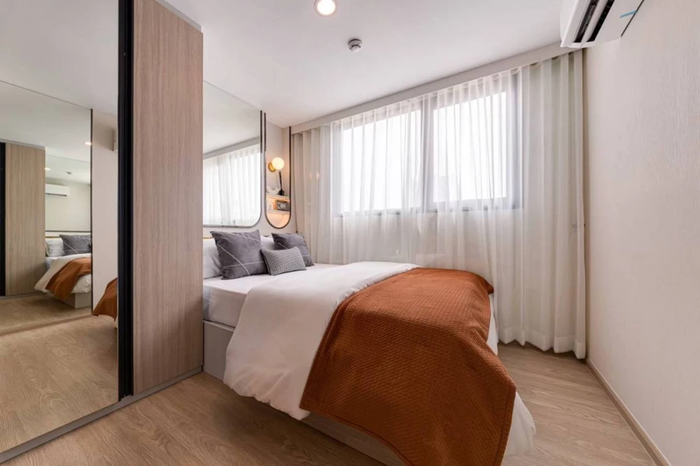 Selling down payment for The Origin Sukumvit -Praksa, Floor: 26, corner room, view of Robinson side, great price, you must buy it now.