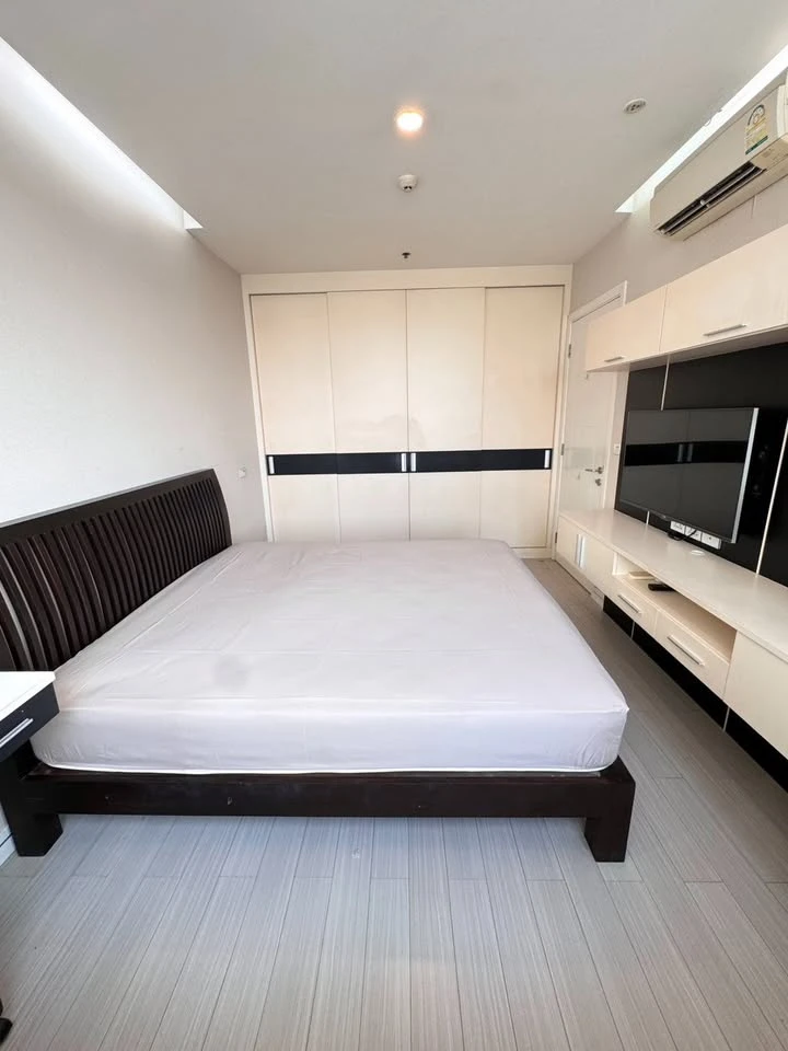 Urgent sale! TC Green Rama 9, fully furnished unit with high-quality built-in furniture. Book today! Don't miss out!