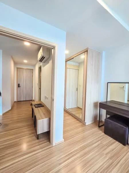 Urgent sale! Chewathai Hallmark Ladprao-Chokchai 4 condo. Large, comfortable unit with ample living space. Book now!